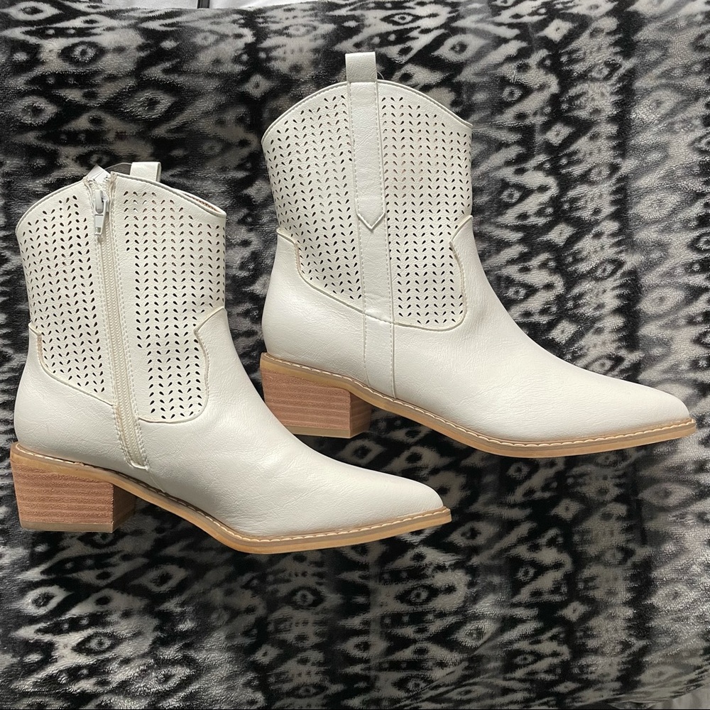 Mi.im white boots